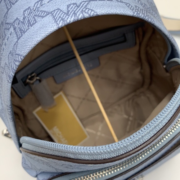 MICHAEL KORS
Maisie Extra-Small Pebbled Leather 2-in-1 Backpack
Pale Blue
NWT - Picture 10 of 16